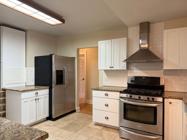 Building Photo - House For Lease