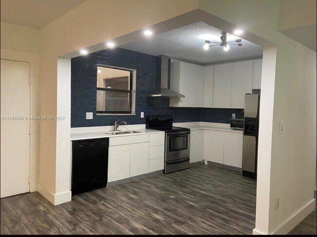 Building Photo - 461 Ives Dairy Rd