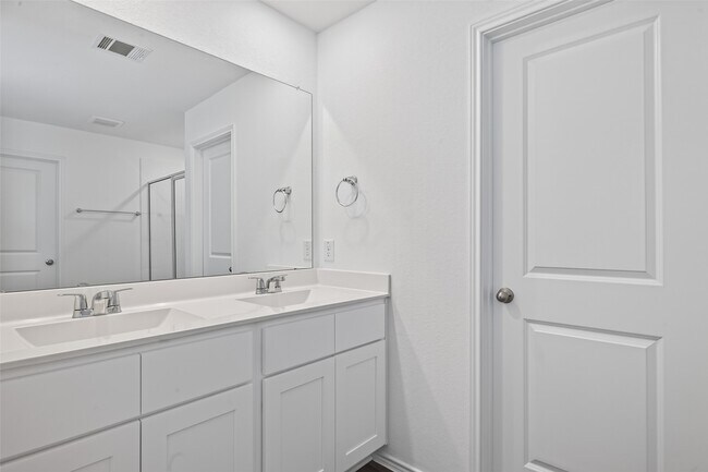Building Photo - 3030 Lake Crest Dr