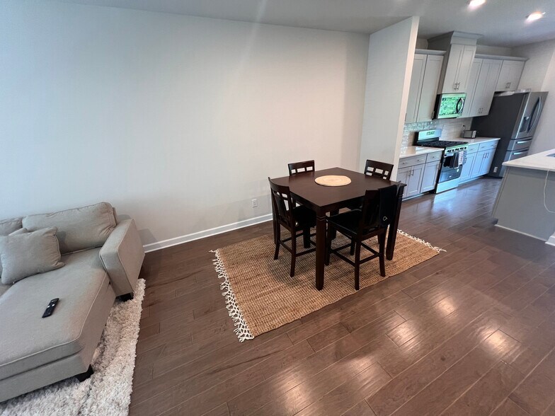 Building Photo - Room in Townhome on Memorial Pkwy