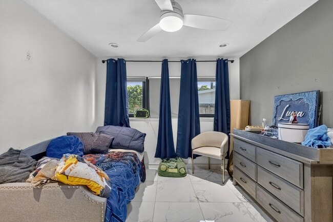 Building Photo - 2601 NE 8th Ct