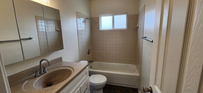 Building Photo - 2 bedroom, 1 bath, upper level unit