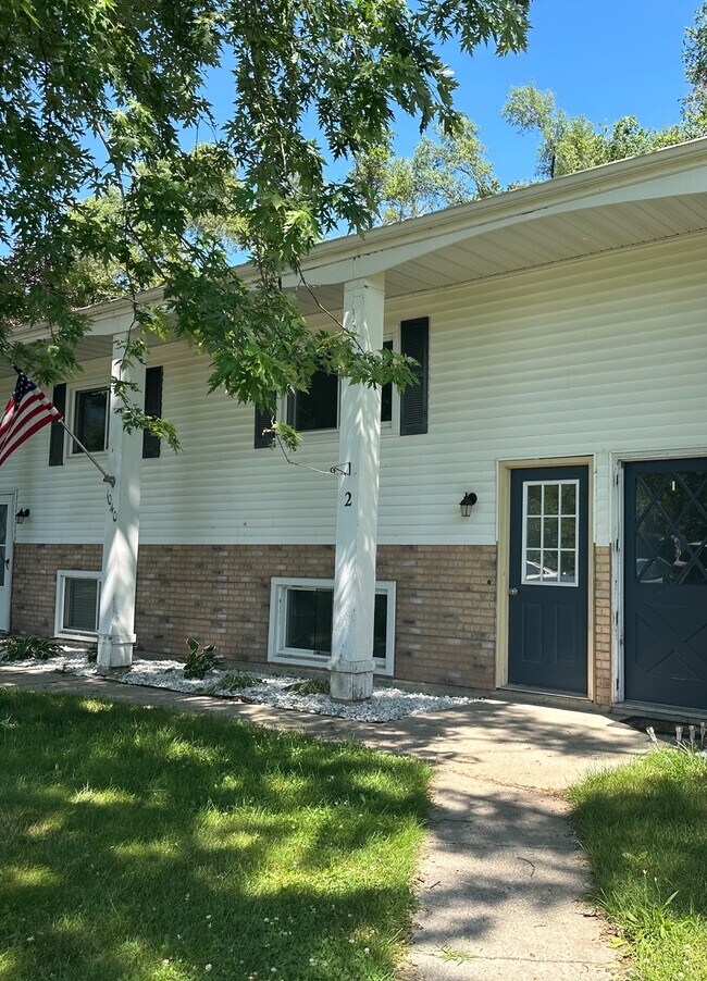 Primary Photo - 1040 Bowerman Dr.