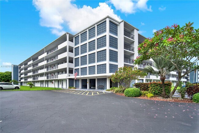Building Photo - 950 Hillcrest Dr