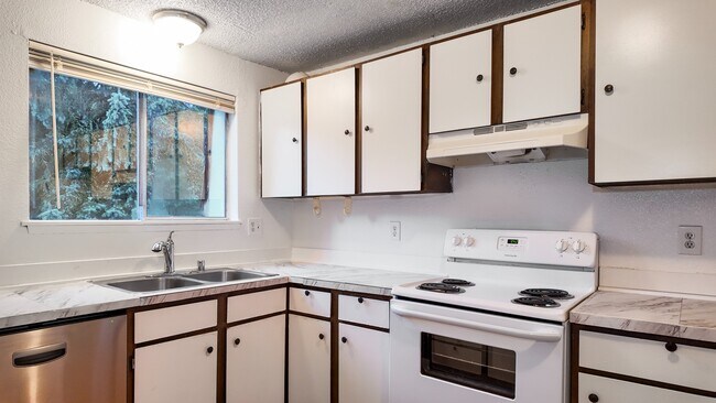 Building Photo - Spacious Apartment in Cozy Tacoma Neighborhood