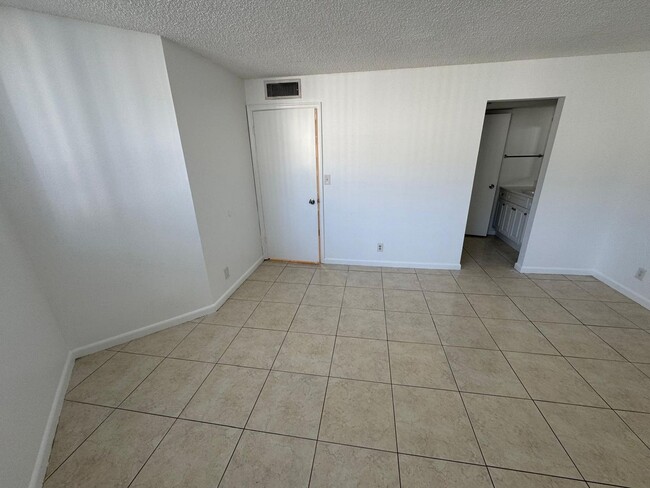 Building Photo - Spacious 2 bedroom, 2 bath condo, West Pal...