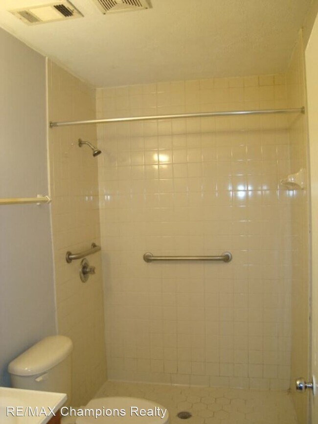 Building Photo - 3 br, 2 bath House - 2230 Airport Thruway