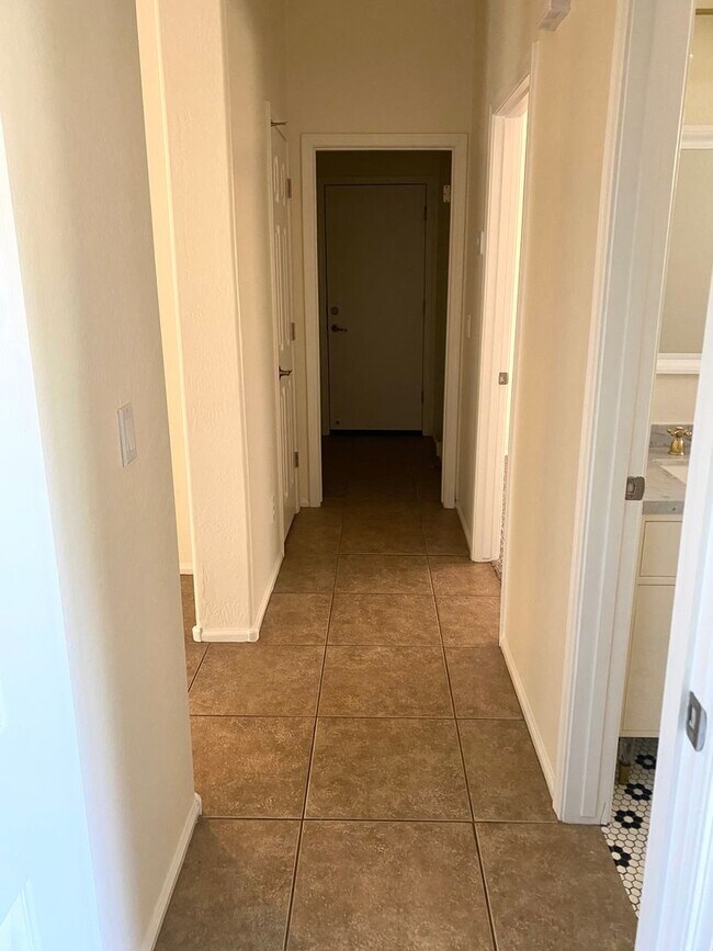Building Photo - **BEAUTIFUL 3BEDROOM/2BATHROOM HOME LOCATE...