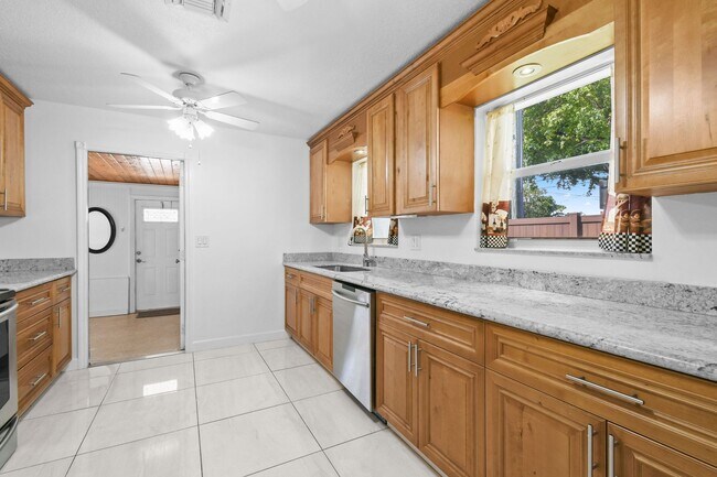 Building Photo - 244 Greymon Dr