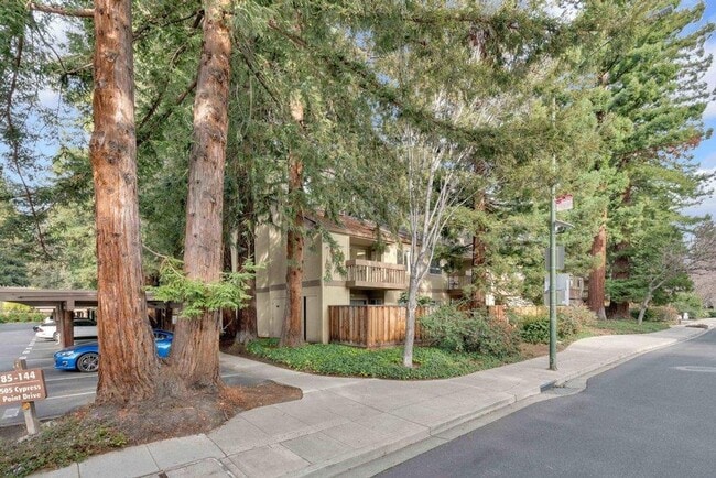Building Photo - Spacious Upstairs Condo, Balcony, Storage,...