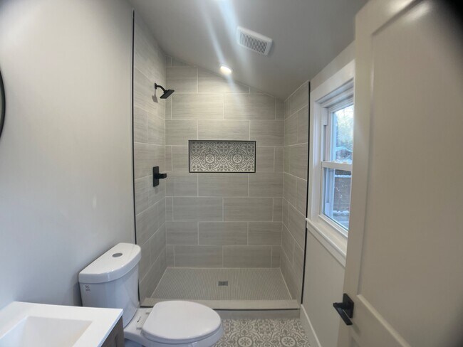 Building Photo - 121 W Sharpnack St