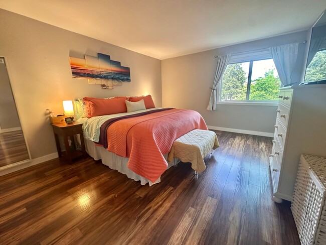 Building Photo - Rare Kirkland Condo on the Juanita Waterfront! Available August 1st, 2026! TWO WEEKS FREE RENT!