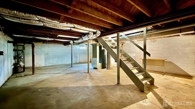 Building Photo - 33 Windsor Dr