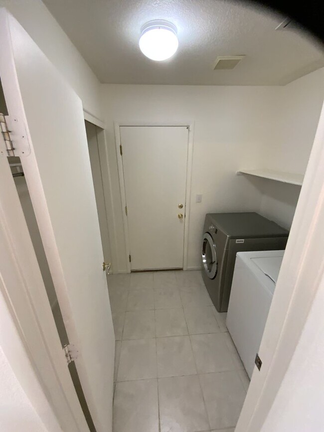 Building Photo - Single Story Henderson Home with 3-Car Gar...