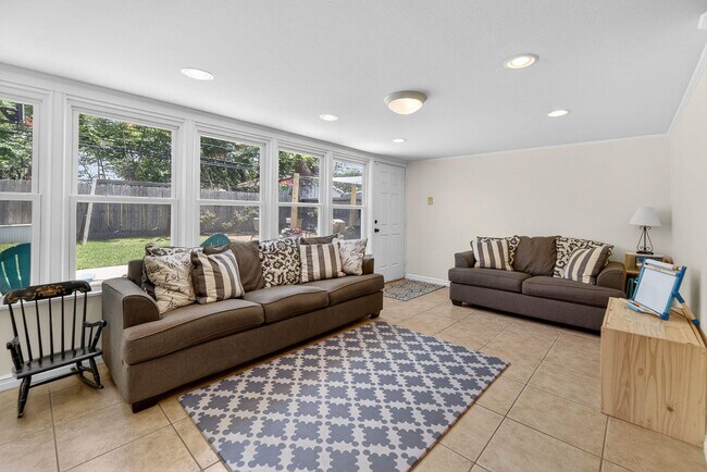 Building Photo - 609 Peerman Pl