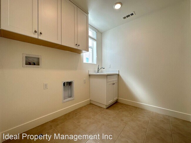 Building Photo - 5 br, 4.5 bath House - 1653 Golden Path Ln