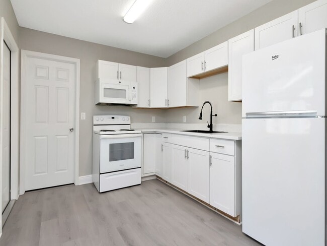Building Photo - Stunning Fully Renovated 3BR/2BA Unit | Move-In Ready