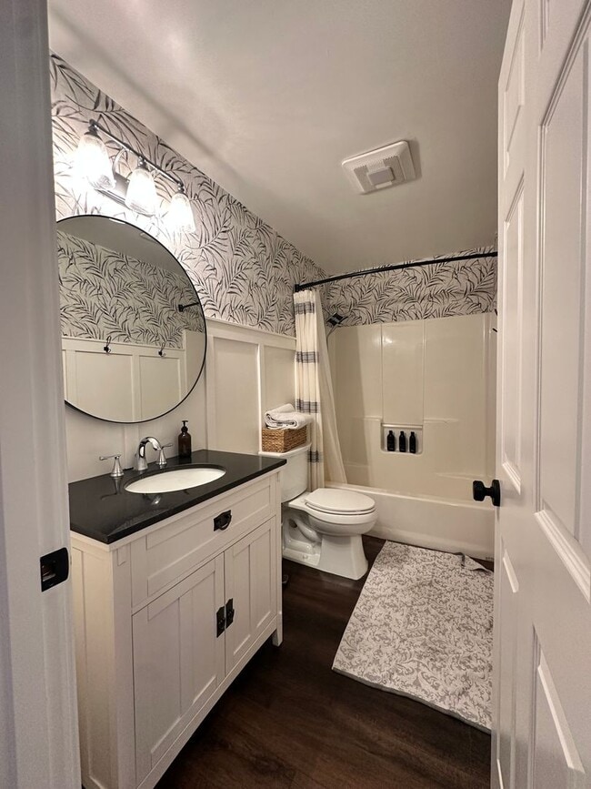 Building Photo - Spacious Multi-Generational Home with Stunning Views – 5 Bed, 3 Bath