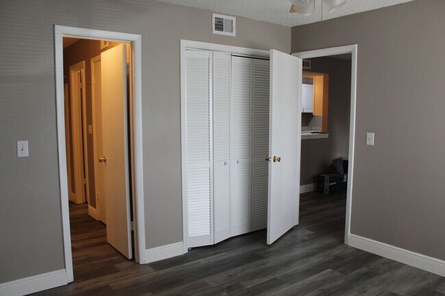 Building Photo - 2 bed Condo in Quiet Neighborhood