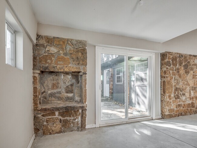 Building Photo - 6409 Miles Ln