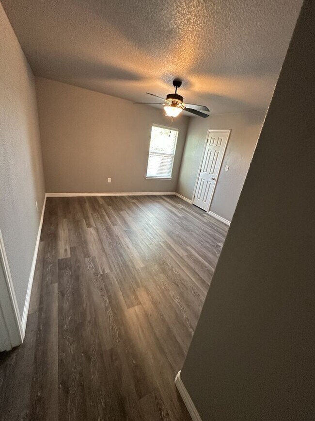 Building Photo - AVAILABLE NOW!