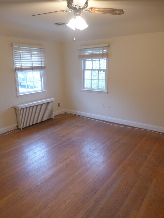 Building Photo - 300 Woodbourne Ave