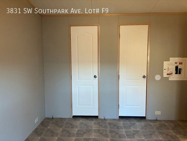 Building Photo - 3831 SW South Park Ave