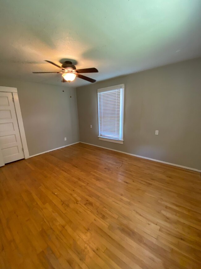 Building Photo - Room For Rent