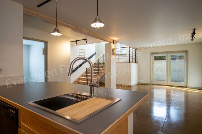 Building Photo - 419 W Mountain Ave