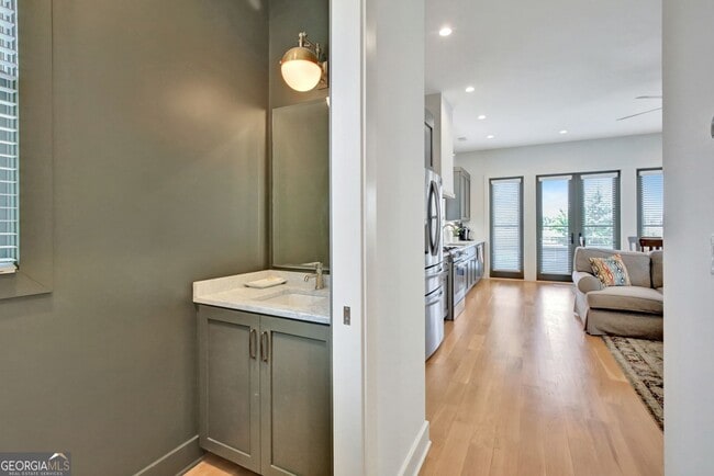 Building Photo - 2bd/2.5ba in Trilith. LakeFront Views!