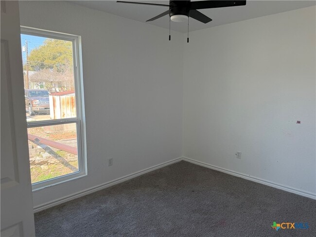 Building Photo - 809 W Avenue D