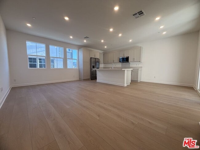 Building Photo - 240 Abacus Ave