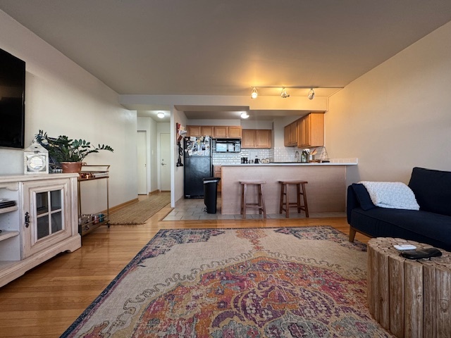 Building Photo - Sunny 1bd condo with updated kitchen & upd...