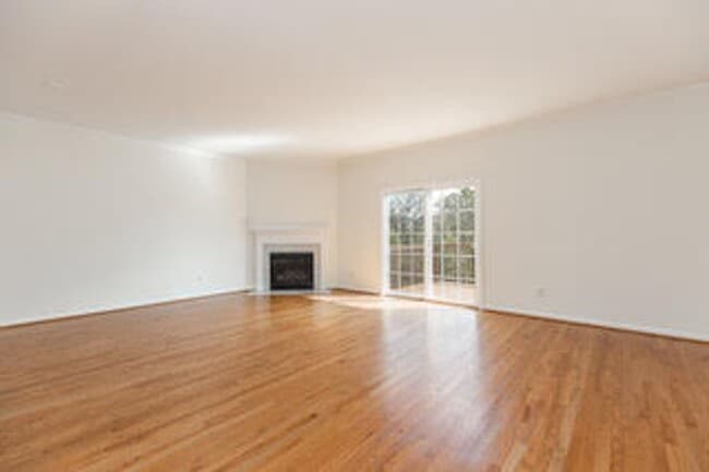 Building Photo - Spacious, Large, Luxury 3 Bedroom Townhous...