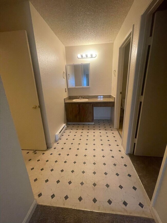 Building Photo - COMING SOON! 2 bed / 2 Bath near UNR!