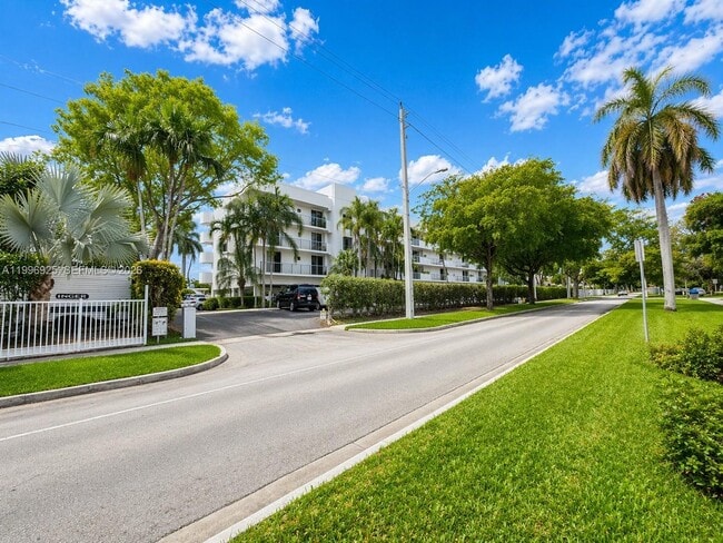 Building Photo - 2370 NE 135th St