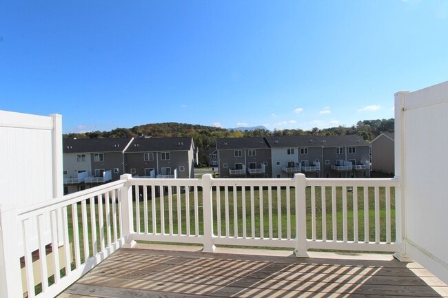 Building Photo - 3 Bedroom 2.5 Townhome Available Now!