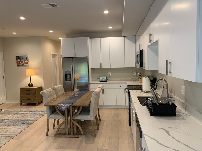 Kitching/dinning area - 2512 Elvans Rd SE