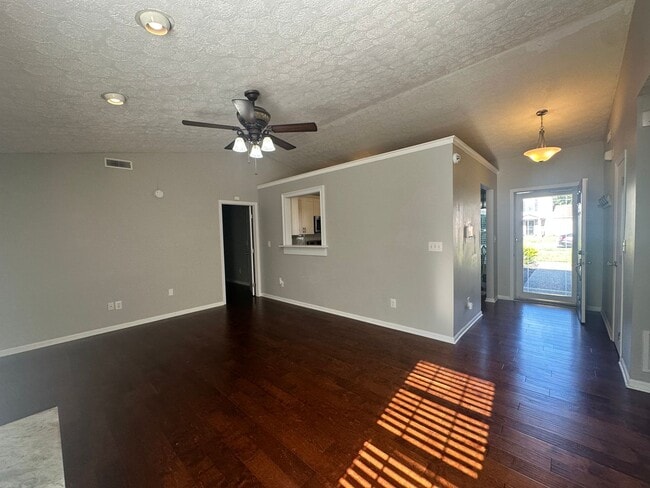 Building Photo - Charming 3-Bed Home with Fenced Yard!