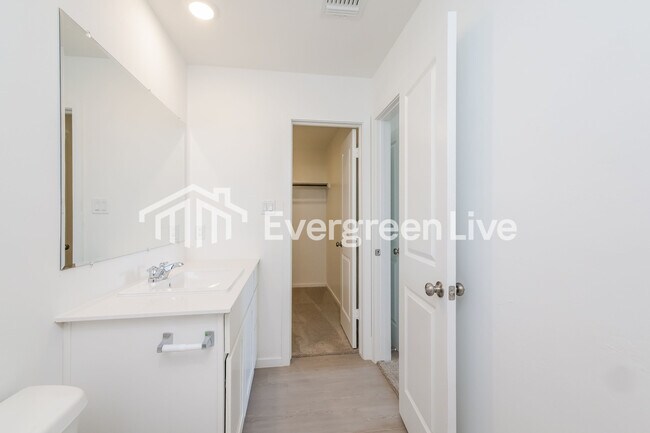 Building Photo - 12512 Huntington Rdg Wy