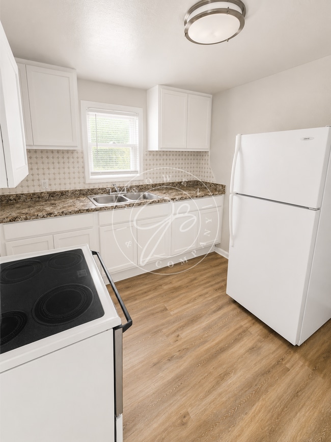 Building Photo - Updated West Toledo Upper unit! 2 Bedroom – Water Included!