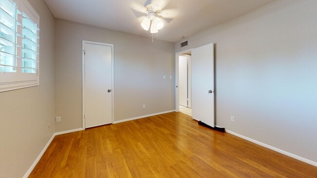 Building Photo - 2080 E Greenway Dr