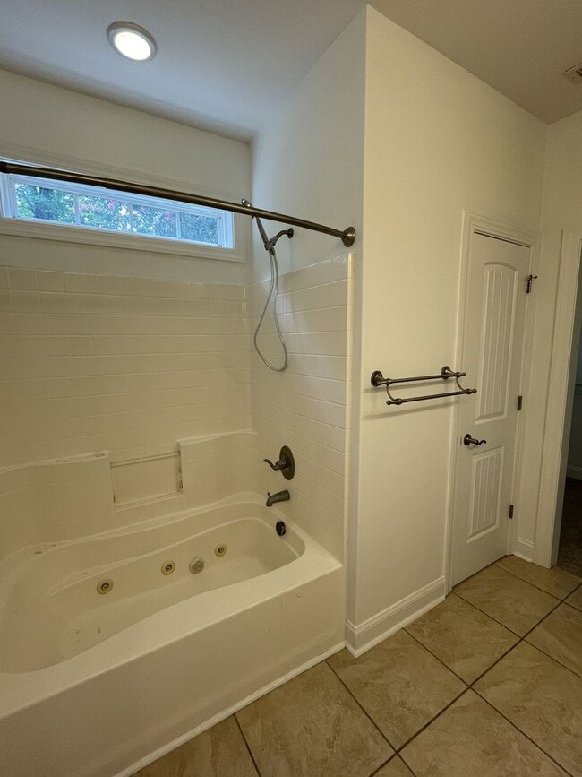 Building Photo - Move-In Incentive - $200 off first month's rent