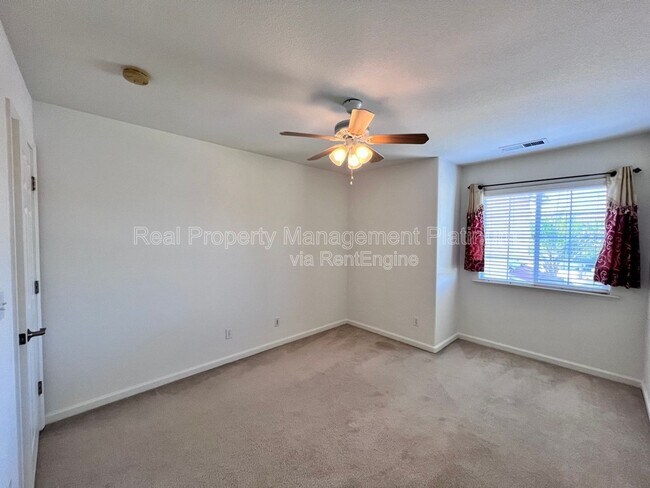 Building Photo - 5460 W Ashcroft Ave