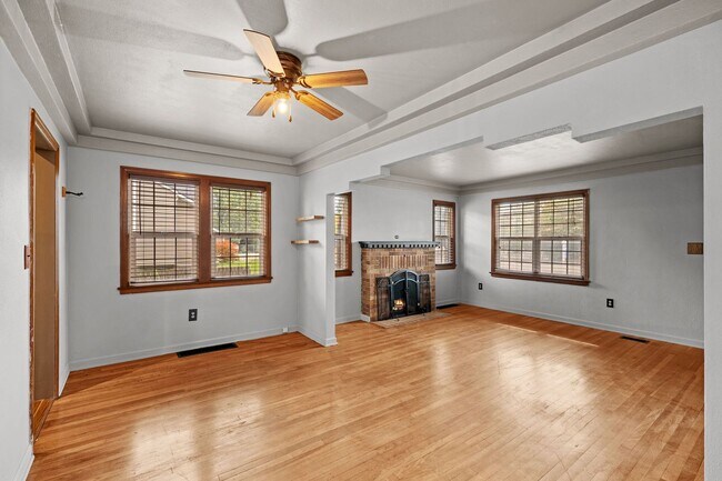 Building Photo - East Valley Home With Large Yard!
