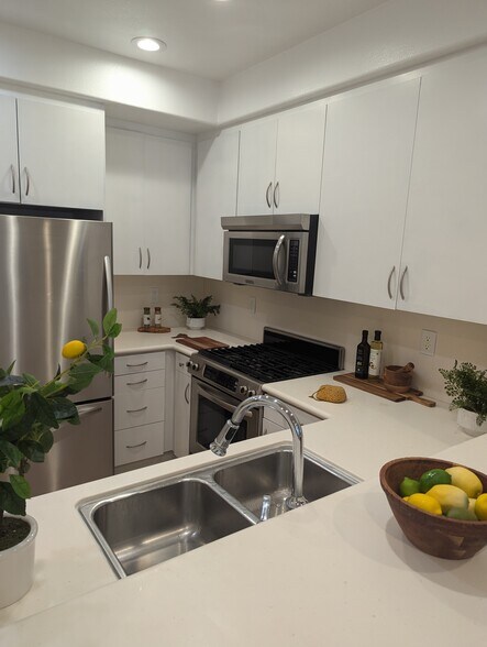 Building Photo - 7100 Playa Vista Dr