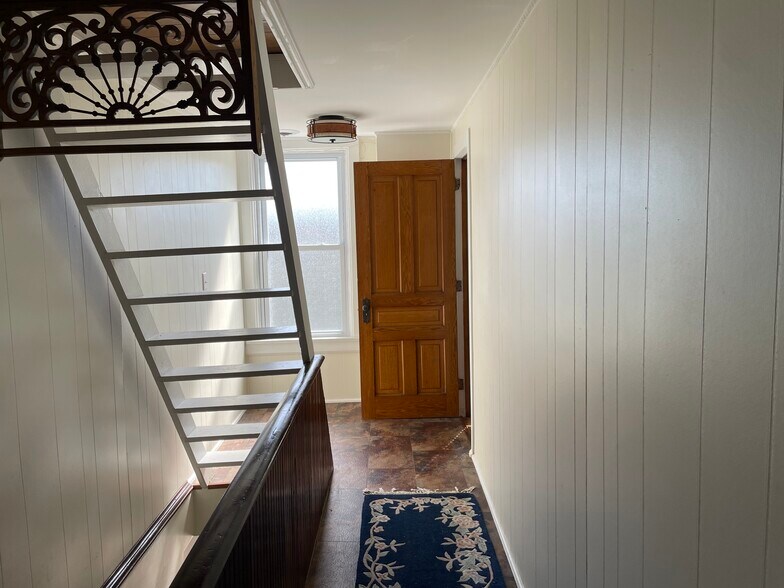 Hallway - 1306 Lincolnway