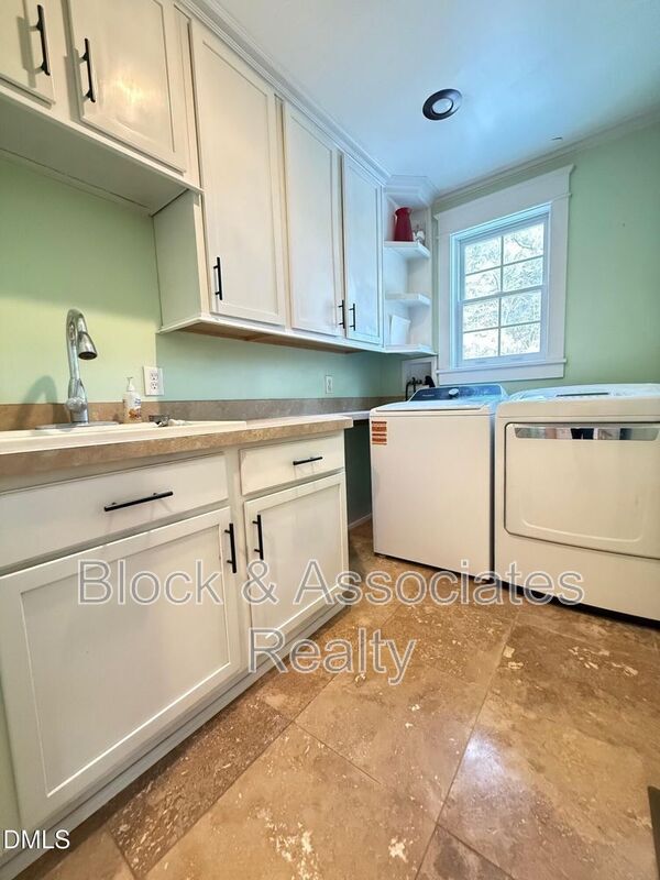 Building Photo - 121 Marilou Ln