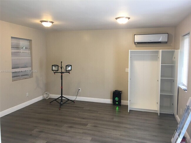 Building Photo - 32 NE 169th St