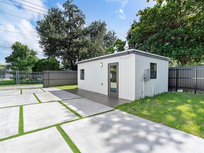 Building Photo - 4020 NW 1st Ave